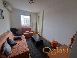 **Nova Detelinara - nov namešten jednoiposoban stan sa niskim troškovima **